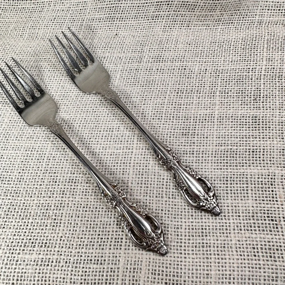 Oneida Distinction‎ Deluxe Stainless Raphael Salad Forks Set of 2 Ornate Floral